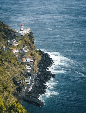 Ponta do Arnel, Nordeste, Sao Miguel Adası, Azores, Portekiz'deki deniz fenerine dramatik manzara