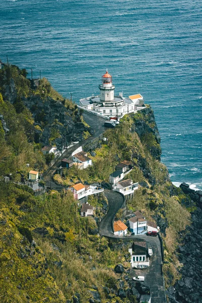 Вид на маяк Понта-ду-Арнель, Нордесте, остров Сао-Фалуэль, Азорские острова, Португалия — стоковое фото