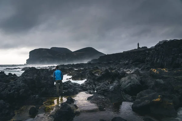 Blick über den Vulkan Capelinhos, Leuchtturm von Ponta dos Capelinhos an der Westküste der Insel Faial, Azoren, Portugal mit dramatischem Sonnenuntergang und starken Wellen und Wolken. letzter Vulkanausbruch war in — Stockfoto