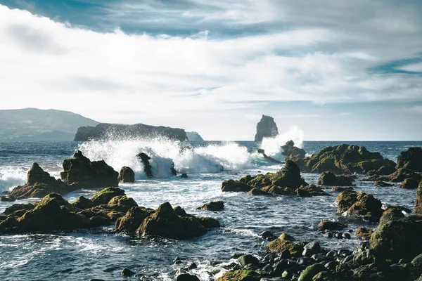 Azoren, große Wellen, die über schwarzen Vulkangestein auf dem Atlantik an der Küste der Insel Faial in den Azoren krachen, Portugal — Stockfoto