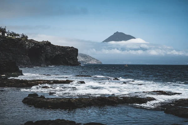 Mount Pico yanardağ batı yamacı bulutlar zirve ile okyanustan bakıldığında, Azores Faial Adası görülen, Portekiz.