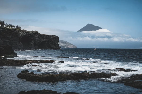 Mount Pico Vulkan Westhang vom Ozean mit Gipfel in Wolken aus gesehen, von Faial Insel in Azoren, Portugal. — Stockfoto