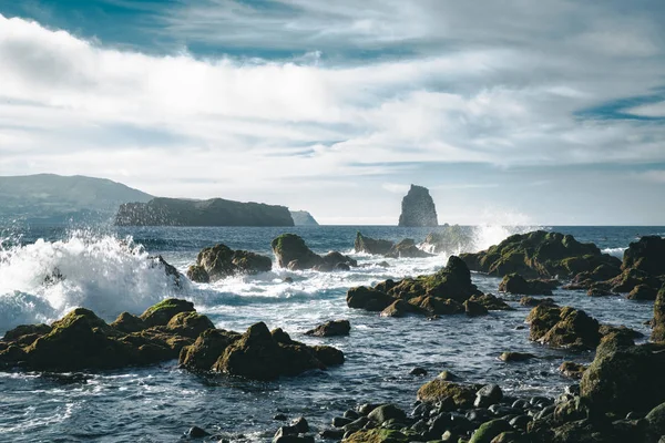 Azoren, große Wellen, die über schwarzen Vulkangestein auf dem Atlantik an der Küste der Insel Faial in den Azoren krachen, Portugal — Stockfoto