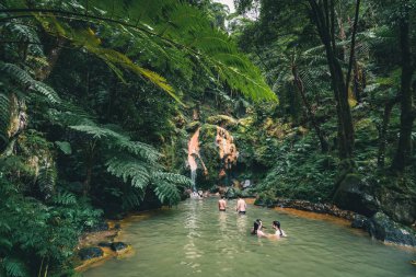 Sao Miguel, Azores, Portekiz - 29 Temmuz 20189 İnsanlar doğal termal havuzlarda banyo keyfini çıkarın, Ribeira Grande kasabası yakınlarındaki Caldeira Velha spa, Sao Miguel adası, Azores, Portekiz