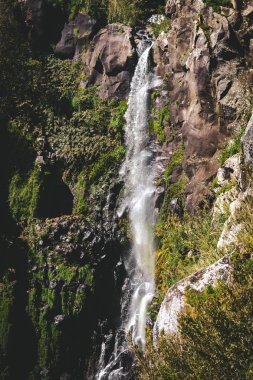 Sao Miguel adasında Deniz Feneri Ponta do Arnel yakınlarındaki Nordeste Şelale doğru Görünümü, Azores