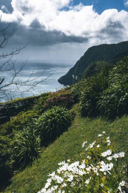Azores Sao Miguel adasının kuzeydoğusunda. Ponta bakış açısı Sossego yapmak. Portekiz'in önemli bir tatil beldesinde şaşırtıcı ilgi noktası.