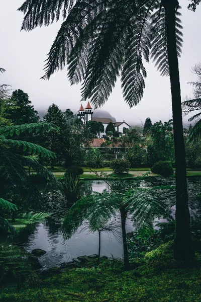 Vue vers l'église de Furnas à Terra Nostra Garden Park sur l'île de Sao Miguel, Furnas, Açores. Il est situé au milieu de ce magnifique système d'eau . — Photo