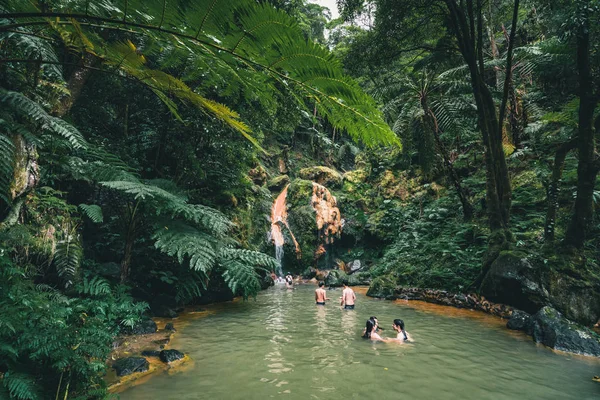 SAO MIGUEL, AZORES, PORTUGAL - JULHO 29, 20189 As pessoas desfrutam de banho em piscinas termais naturais, spa da Caldeira Velha perto da cidade da Ribeira Grande, ilha de São Miguel, Açores, Portugal — Fotografia de Stock