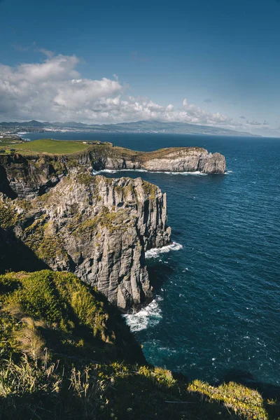 Utkik från Ponta do Cintrao på klippor och kust i soligt väder med vackra molnigt blå himmel, Sao Miguel Island, Azorerna — Stockfoto