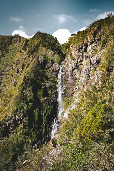 Vista para a Cachoeira no Nordeste Perto do Farol Ponta do Arnel na ilha de São Miguel, Açores — Fotografia de Stock