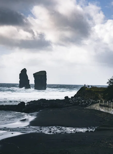 モメイロスに隣接する開いた大西洋の真ん中の野生の岩の形成の航空写真, サンミゲル島, アゾレス諸島, ポルトガル — ストック写真