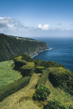 Azores Sao Miguel adasının kuzeydoğusunda. Ponta bakış açısı Sossego yapmak. Portekiz'in önemli bir tatil beldesinde şaşırtıcı ilgi noktası.