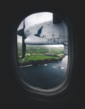 Ponta Delgada Azores - 13 Temmuz 2019: Horta Havaalanı yolunda Sata Air Acores yolcu uçağından görülen Faial Adası.