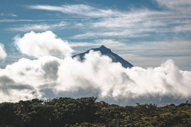 En3 longitudinal yol Pico Dağı'nın kuzeydoğusunda ve boyunca Pico Dağı silueti yakın Lanscape , Pico adası, Azores, Portekiz.