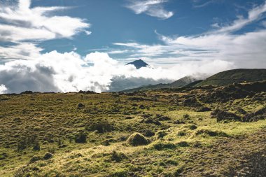 En3 longitudinal yol Pico Dağı'nın kuzeydoğusunda ve boyunca Pico Dağı silueti yakın Lanscape , Pico adası, Azores, Portekiz.