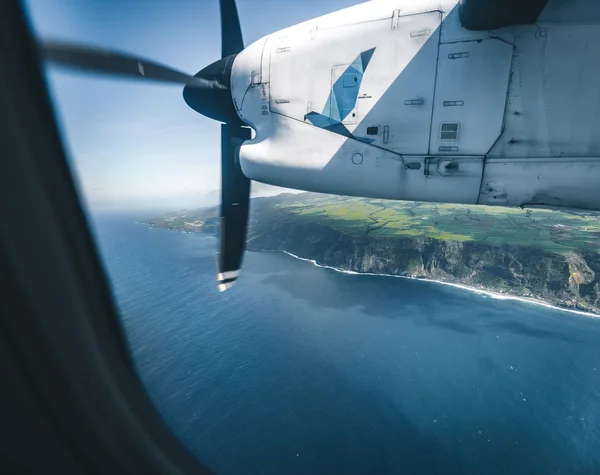 Ponta Delgada Açores - 13 de julho de 2019: Ilha do Faial vista do avião de passageiros da SATA Air Acores a caminho do Aeroporto de Horta . — Fotografia de Stock