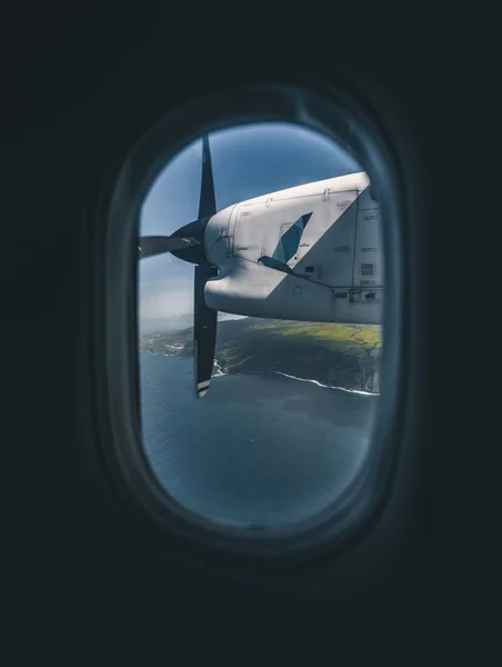 Ponta delgada azores - 13. juli 2019: insel faial vom flugzeug sata air acores auf dem weg zum flughafen horta aus gesehen. — Stockfoto
