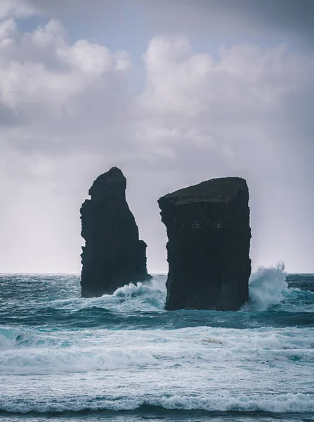 Flygfoto av vilda klippformationer i mitten av det öppna Atlanten bredvid Mosteiros, i Sao Miguel Island, Azorerna, Portugal — Stockfoto