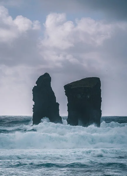 Photo aérienne de formations rocheuses sauvages au milieu de l'océan Atlantique ouvert à côté de Mosteiros, île de Sao Miguel, Açores, Portugal — Photo