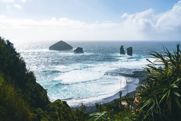 Foto aerea di formazioni rocciose selvagge in mezzo all'oceano Atlantico aperto vicino a Mosteiros, nell'isola di Sao Miguel, Azzorre, Portogallo — Foto Stock