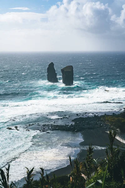 Luchtfoto van wilde rotsformaties in het midden van de open Atlantische Oceaan naast Mosteiros, op het eiland Sao Miguel, de Azoren, Portugal — Stockfoto