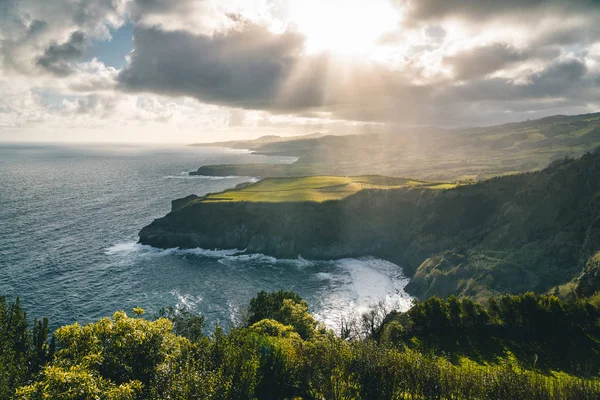 Epische landschaftliche Aussichten von miradouro de santa iria - Nordküste von sao miguel, größte Insel des Azorenarchipels bei Sonnenuntergang mit dramatischem Himmel und Wolken. — Stockfoto