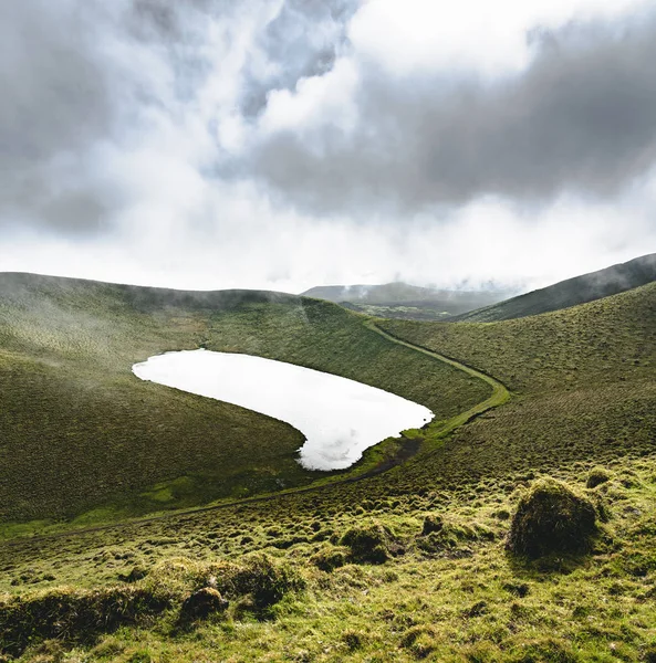 Camino longitudinal recto EN3 al noreste del Monte Pico y la silueta del Monte Pico a lo largo, isla de Pico, Azores, Portugal . —  Fotos de Stock