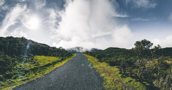 Pico Dağı'nın kuzeydoğusundaki Düz En3 uzunlamasına yol ve Pico Dağı'nın silueti, Pico adası, Azores, Portekiz. — Stok fotoğraf