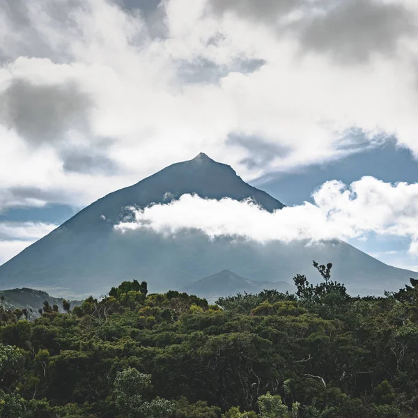 Landschaft in der Nähe der en3 Längsstraße nordöstlich des pico und der Silhouette des pico entlang, pico island, azores, portugal. — Stockfoto