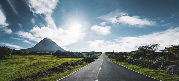 Pico Dağı'nın kuzeydoğusundaki Düz En3 uzunlamasına yol ve Pico Dağı'nın silueti, Pico adası, Azores, Portekiz. — Stok fotoğraf