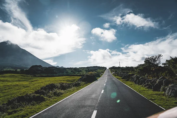 Straight EN3 longitudinal road northeast of Mount Pico and the silhouette of the Mount Pico along , Pico island, Azores, Portugal. — Stock Photo, Image