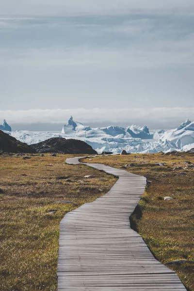 Vista para Icefjord em Ilulissat. Rota de caminhada fácil para a famosa geleira Kangia perto de Ilulissat, na Groenlândia. O Ilulissat Icefjord visto do ponto de vista. Ilulissat Icefjord foi declarado UNESCO — Fotografia de Stock