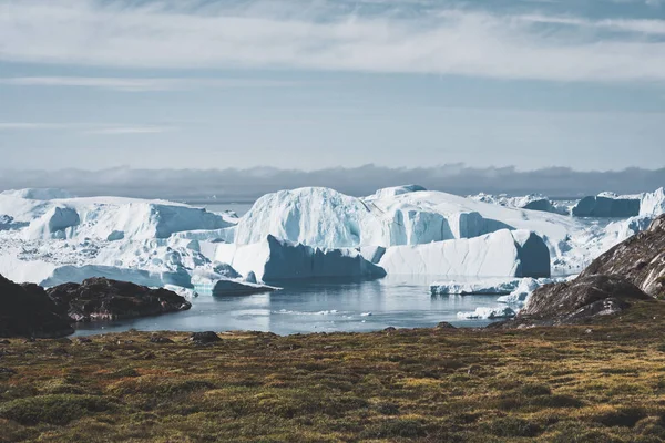 Ilulissat 'taki Icefjord' a doğru bak. Grönland 'daki Ilulissat yakınlarındaki ünlü Kangia buzuluna kolay bir yürüyüş rotası. Ilulissat Icefjord perspektiften görüldü. Ilulissat Icefjord UNESCO ilan edildi — Stok fotoğraf