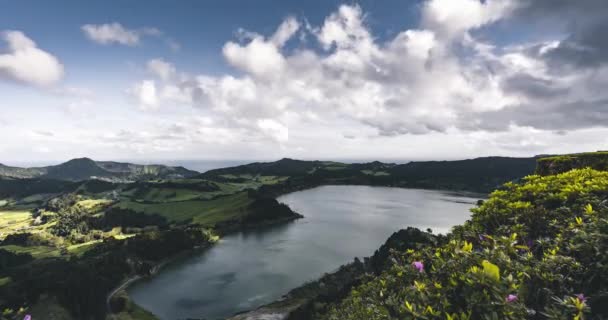 Timelapse Vista aérea drone do lago Furnas, Lagoa das Furnas 4k em movimento Time lapse Video clip of Sao Miguel island, Açores, Acores, Portugal. Belo dia de summe com nuvens em movimento rápido. — Vídeo de Stock