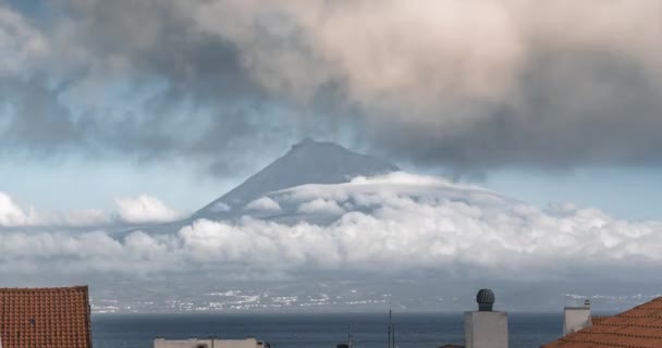 4kタイムラプスピコ火山、ピコ島のアゾレス諸島のビデオクリップ。晴れた日には雲が通り過ぎる海へのタイムラプスビュー. — ストック動画