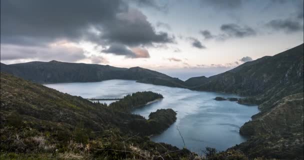 Zeitraffer Lagoa do Fogo Fire Lake 4k bewegender Zeitraffer Videoclip vom Sonnenuntergang auf der Insel Sao Miguel, Azoren, Acores, Portugal. Rosafarbener Himmel in der Dämmerung mit Wolken bei Wind. — Stockvideo
