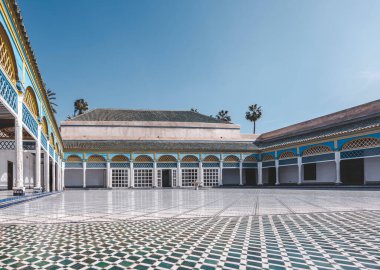 El Bahia Sarayı, Marakeş, Fas 'taki boş avluya ve renkli geleneksel Arap avlusuna bakın. Mavi gökyüzü ve bulutsuz güneşli bir günde seyahat konsepti fotoğrafı. Arka planda palmiye ağaçları.