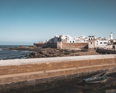 Essaouira Ramparts 'ın havadan panoramik görüntüsü, Essaouira, Fas' ta. Essaouira, Afrika kıtasında bulunan Fas devletinde bir şehirdir..