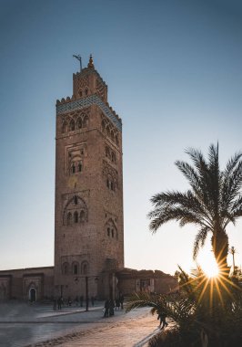 Marakeş, Fas - 23 Aralık 2019: Koutoubia cami meydanı gün batımında.