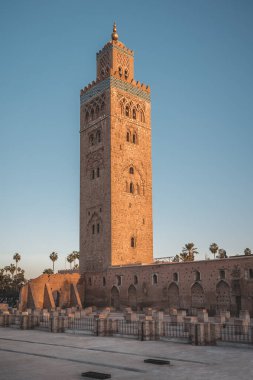 Marakeş, Fas, Kuzey Afrika 'nın Medine semtindeki Koutoubia Camii minaresi. Mavi gökyüzü güneşli bir günde gün batımı manzarası.