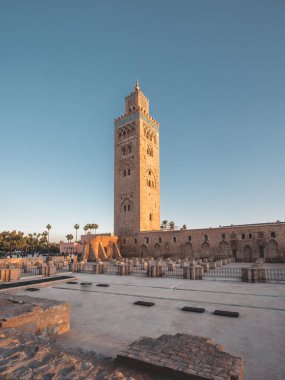 Marakeş, Fas, Kuzey Afrika 'nın Medine semtindeki Koutoubia Camii minaresi. Mavi gökyüzü güneşli bir günde gün batımı manzarası.