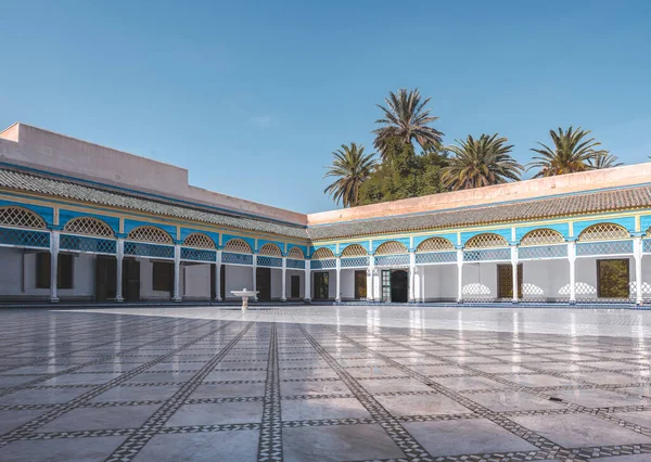 바히아 궁전 안에는 마라케시의 주요 매력중 하나인 궁전이 있습니다. 전통적 인 모로코 스타일의 분수가 있는 궁정. 푸른 하늘을 배경으로 하는 전형적 인 무기력 한 안뜰. — 스톡 사진