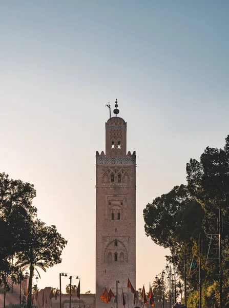 Μαρακές, Μαρόκο - 23 Δεκεμβρίου 2019: Πλατεία τζαμιού Κουτούμπια κατά τη διάρκεια του ηλιοβασιλέματος. — Φωτογραφία Αρχείου