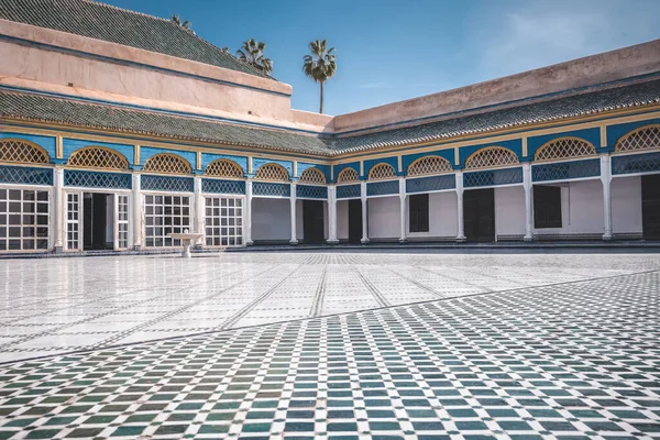 모로코 의 마라 케치 에 있는 엘 바히아 궁전에는 쿠르 티 야르 와 화려 한 전통적 인 아라 브리오 탕이 비어 있을 것이다. 여행 컨셉 사진은 맑은 날푸른 하늘과 구름이 없는 곳에서 찍었습니다. 배경의 야자나무들. — 스톡 사진