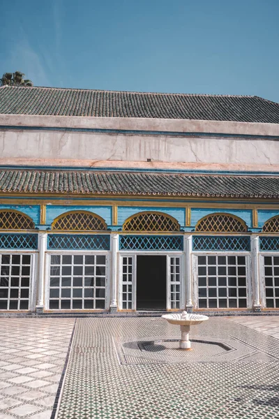 Μέσα Bahia Palace, ένα από τα κύρια αξιοθέατα του Μαρακές. Αυλή με το σιντριβάνι στο παραδοσιακό μαροκινό στυλ. Τυπικό αραβικό σκηνικό αίθριο με μπλε ουρανό. — Φωτογραφία Αρχείου