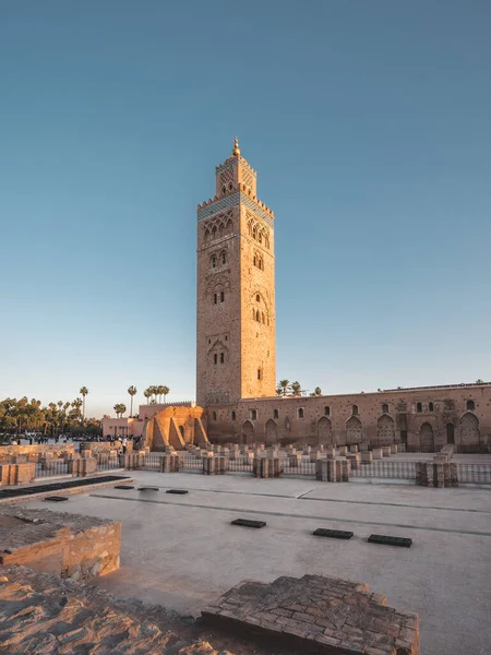 Koutoubia Τζαμί μιναρέ κατά τη διάρκεια του λυκόφωτος βρίσκεται στο Medina τρίμηνο του Μαρακές, Μαρόκο, Βόρεια Αφρική. Ηλιοβασίλεμα μια ηλιόλουστη μέρα με γαλάζιο ουρανό. — Φωτογραφία Αρχείου