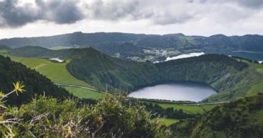 Azores, Sete Cidades 'teki Lagoa de Santiago ve Lagoa Azul' un uçuş zamanı. Portekiz 'in Acores adasında 4k hızlandırılmış video klibi.