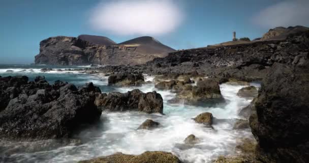 4k moving Timelapse Video clip of Capelinhos vulcano cliff in Faial Island in Azores, Acores, Portugal. Mar azul-turquesa aos pés do vulcão com nuvens rápidas. — Vídeo de Stock