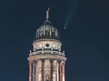 Neowise Kuyruklu Yıldızı Berlin Katedrali üzerinde gece gökyüzü aydınlığıyla görülebiliyor. Gece vakti yıldızlarla çekilmiş bir astro fotoğrafı. Almanya 'nın başkenti.