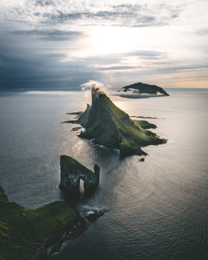 Faroe Adaları Vagar 'daki Drangarnir ve Tindholmur, Kuzey Atlantik Okyanusu' nda günbatımında hava aracı görüntüsü. Faroe Adaları, Danimarka, Avrupa.
